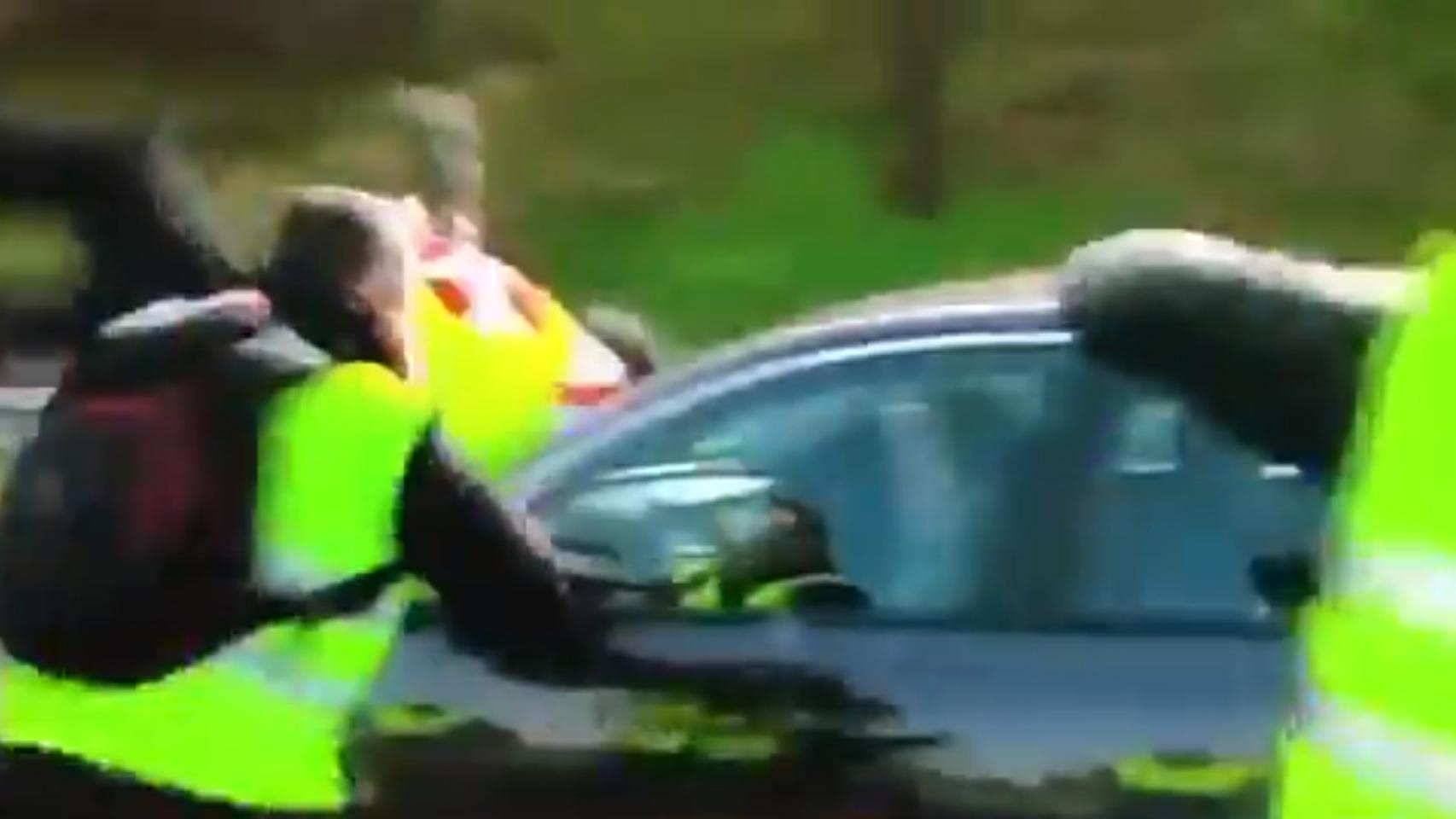 Momento del atropello del taxista tras abalanzarse sobre el vehículo VTC.