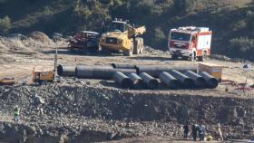 Tubos que han servido para encamisar el tunel que conectará con el pozo en el que está Julen