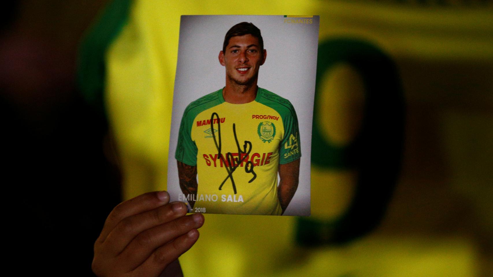 Un hincha del Nantes sostiene una fotografía de Emiliano Sala