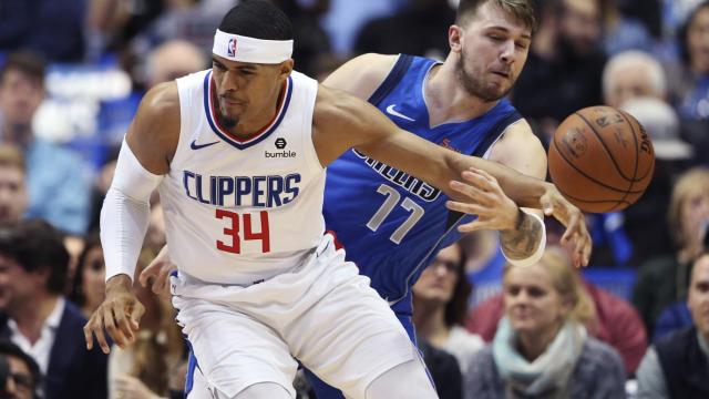 Luka Doncic roba un balón en el partido contra los Clippers