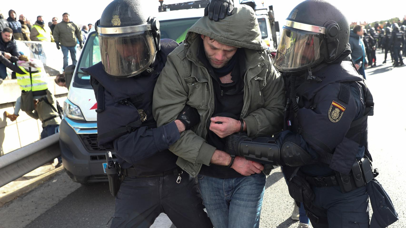 La Policía detiene a un taxista durante un intento de bloquear la autopista M40 en Madrid.