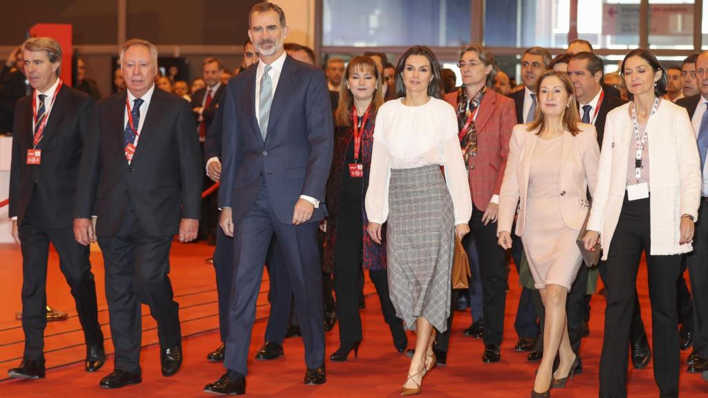 Los reyes accediendo al pabellón 10 de FITUR.