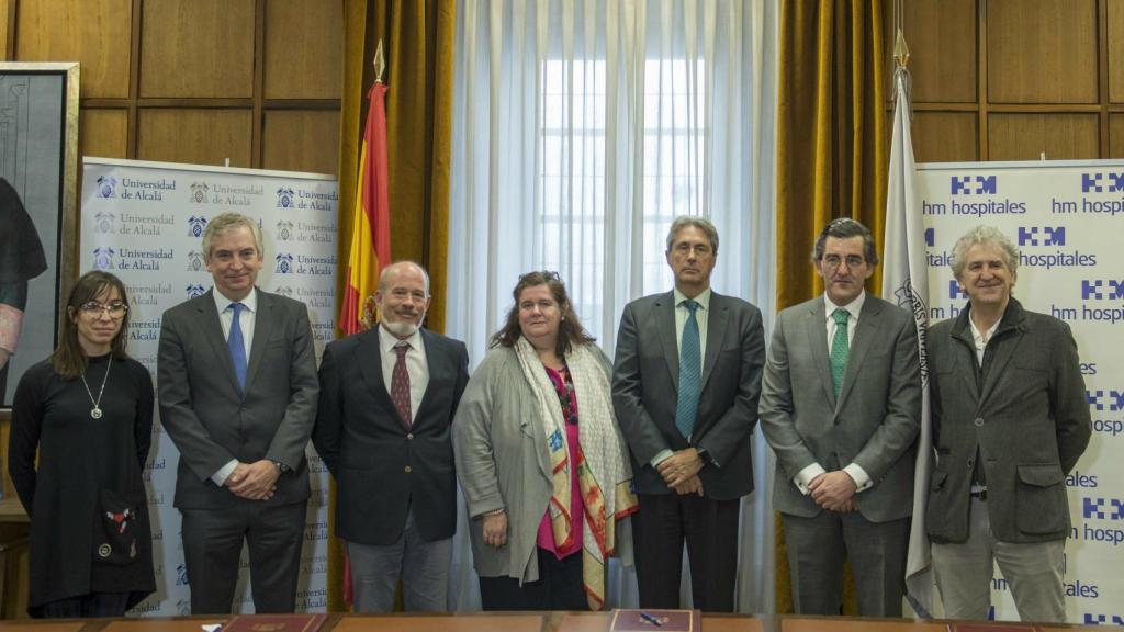 Mercedes Conde Valverde, investigadora de la Cátedra; Dr. Alfredo García, codirector de la Cátedra y otorrino de HM Hospitales; Prof. Ignacio Martínez, director de la Cátedra; Mª Teresa del Val, directora de la Fundación General de la UAH;  José Vicente Saz Pérez, rector de la UAH; Dr. Juan Abarca Cidón, presidente de HM Hospitales; Juan Luis Arsuaga, paleontólogo e investigador en el yacimiento de Atapuerca