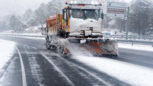 Una quitanieves limpia una carretera cortada al tráfico.