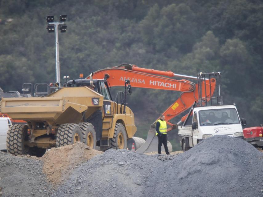 La cápsula en la que han de introducirse los mineros se encuentra encima de una camioneta desde hace días en la finca de Totalán (Málaga), donde un bebé de dos años cayó a un pozo el domingo 13 de enero.