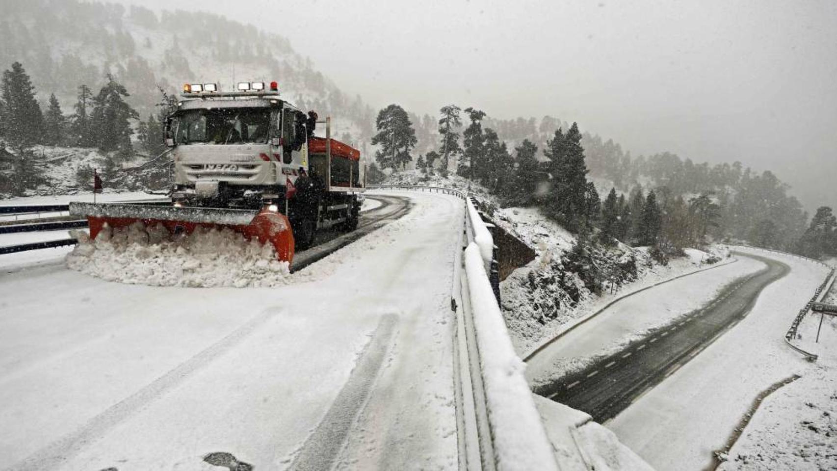Un camión quitanieves despeja la NA-137 en el puerto de Belagoa, donde las carreteras se han visto cubiertas de nieve.
