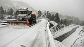 Un camión quitanieves despeja la NA-137 en el puerto de Belagoa, donde las carreteras se han visto cubiertas de nieve.