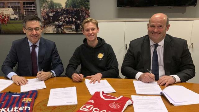 De Jong firma su contrato con el FC Barcelona