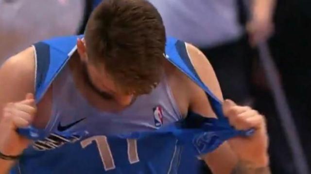 Luka Doncic se rompe la camiseta tras fallar un tiro al más puro estilo 'Hulk'