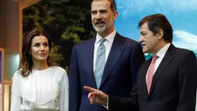 El rey Felipe VI y la reina Letizia, junto al presidente del Principado de Asturias , Javier Fernández.