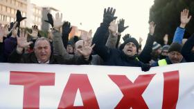 Imagen de un grupo de taxistas bloqueando la entrada a Fitur.