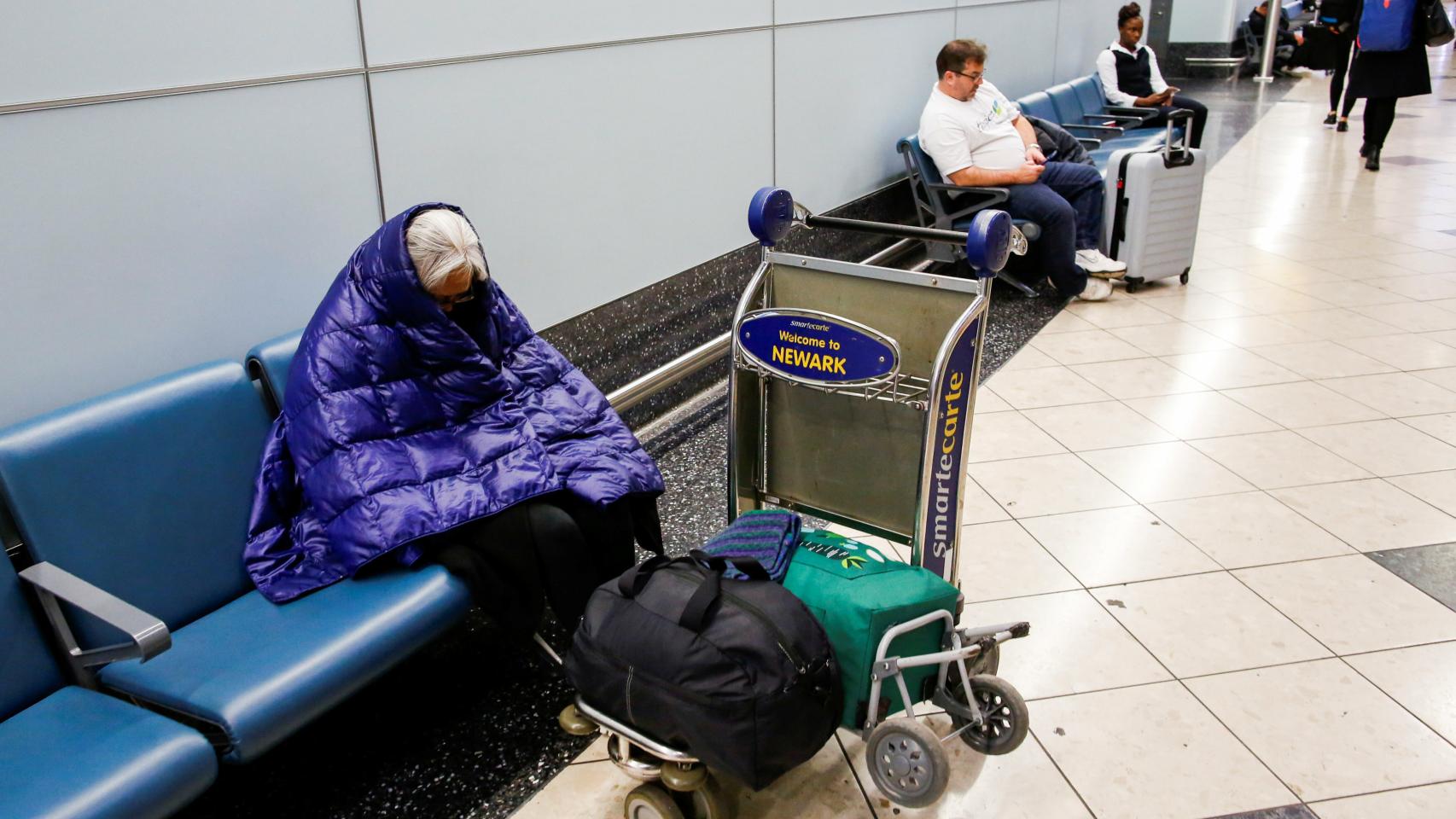 Pasajeros en el aeropuerto de Newark.