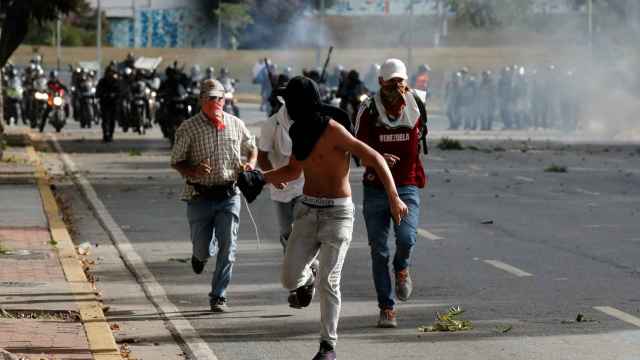 Cargas policiales contra los manifestantes opositores en Caracas.