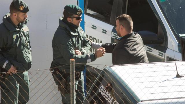 Agentes de la Guardia Civil conversan con el padre de Julen