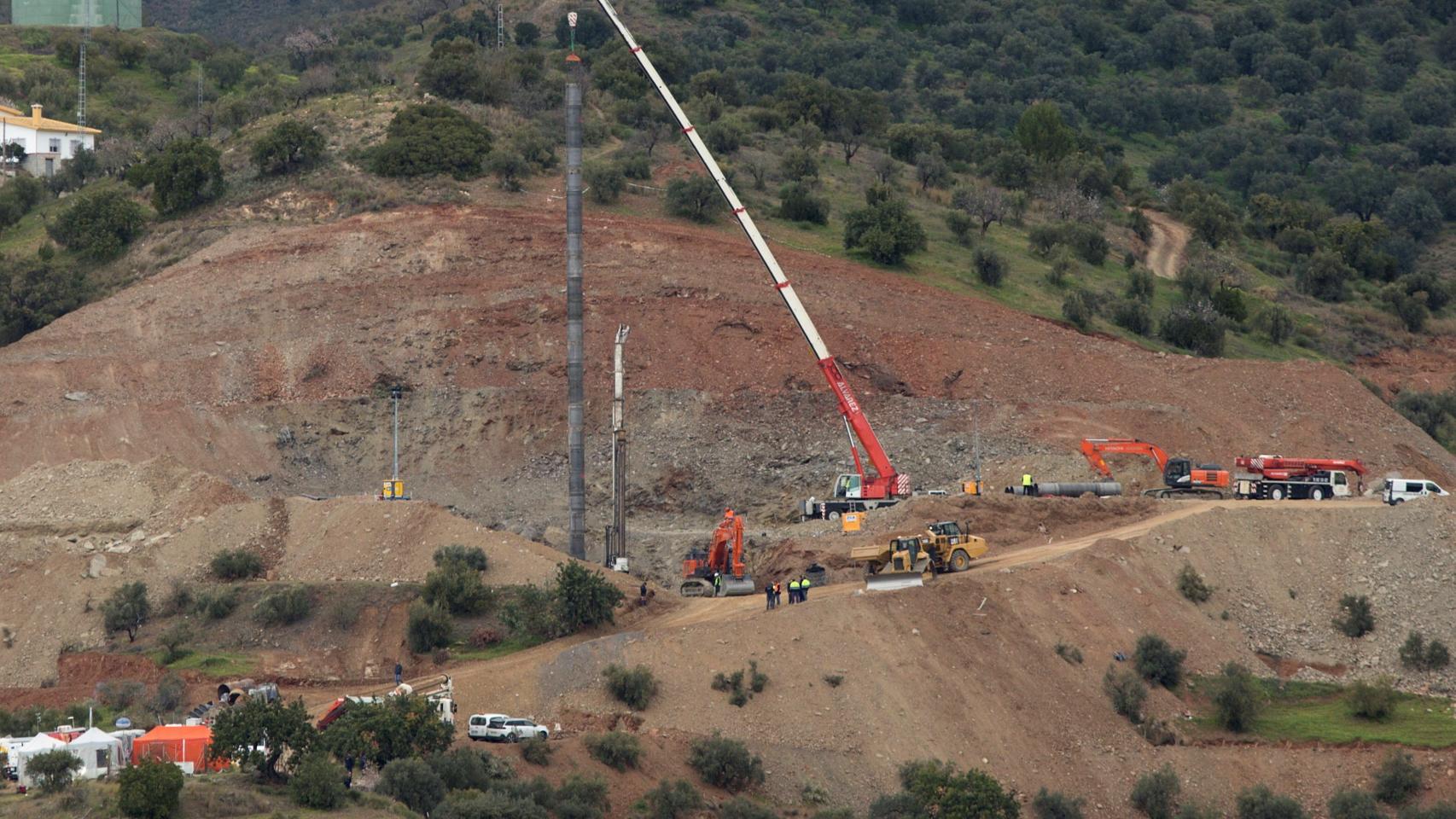 Labores de ensanche del orificio paralelo por el que descenderán los mineros a rescatar al niño.