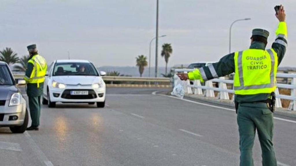 Guardia Civil realizando control