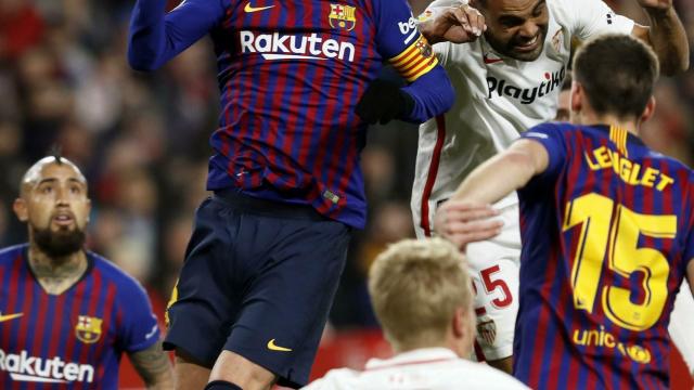 Pique pelea por un balón ante Mercado