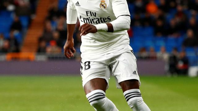 Vinicius, encarando a la defensa del Girona