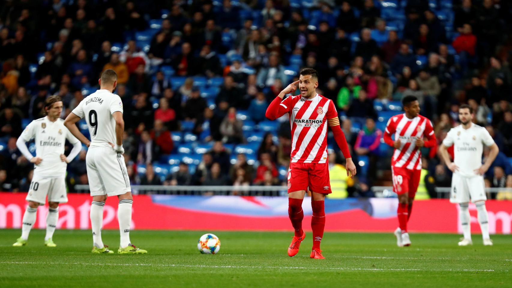 Alex Granell pide calma a sus compañeros tras el gol del Girona en el Santiago Bernabéu