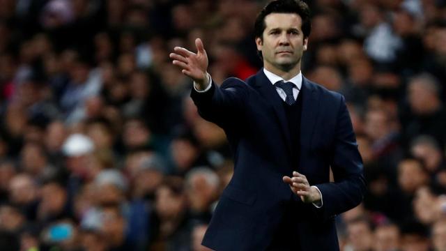 Santiago Solari da órdenes a los jugadores del Real Madrid desde la banda