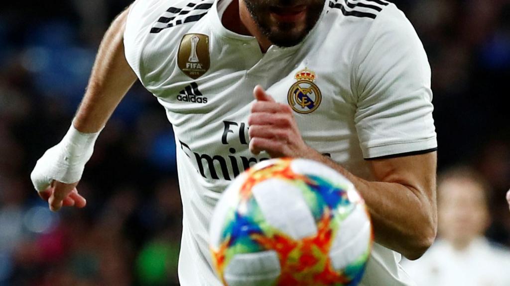 Karim Benzema corriendo tras el balón