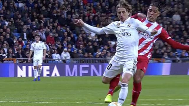 Penalti no pitado sobre Modric