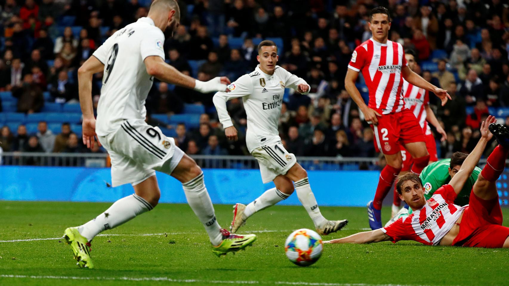 Karim Benzema empuja el balón a la red de la portería del Girona