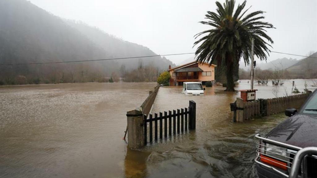 Vista del Sella desbordado a su paso por Santianes (Arriondas). EFE/José Luis Cereijido.