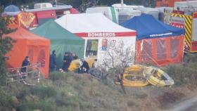 Lugar donde se encuentran los mineros (uno con el casco) para entrar al pozo de rescate.