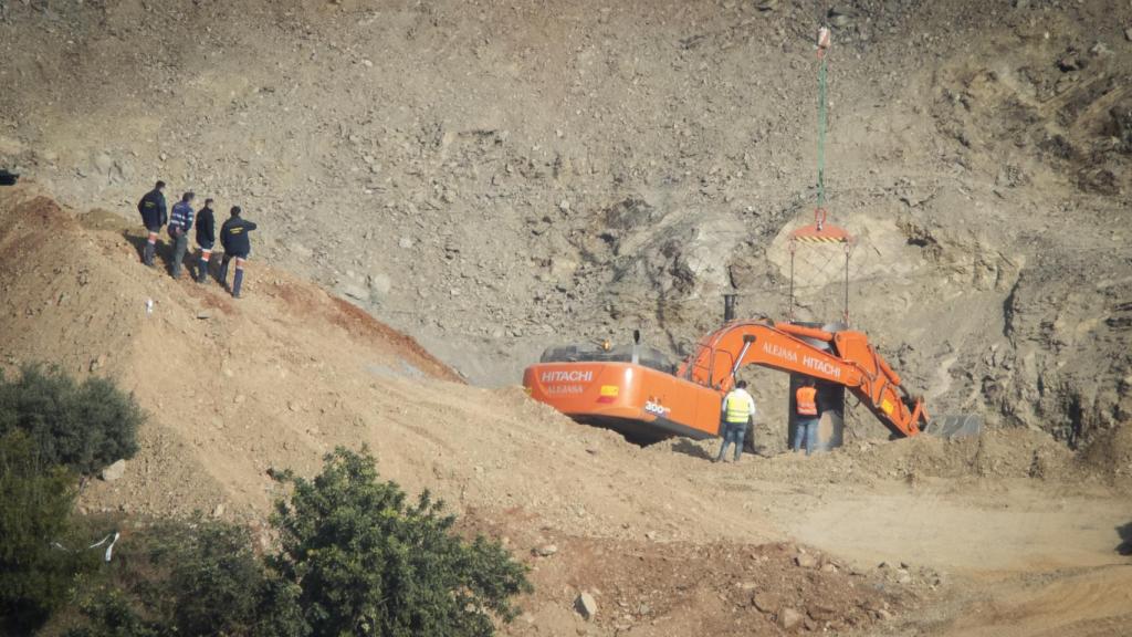 Los mineros, cerca de la boca del pozo paralelo al que cayó Julen.