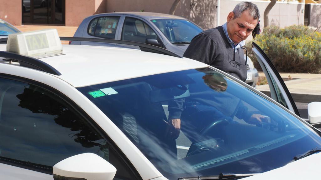 Wilmer Guaido, en el taxi con el que trabaja en Canarias.