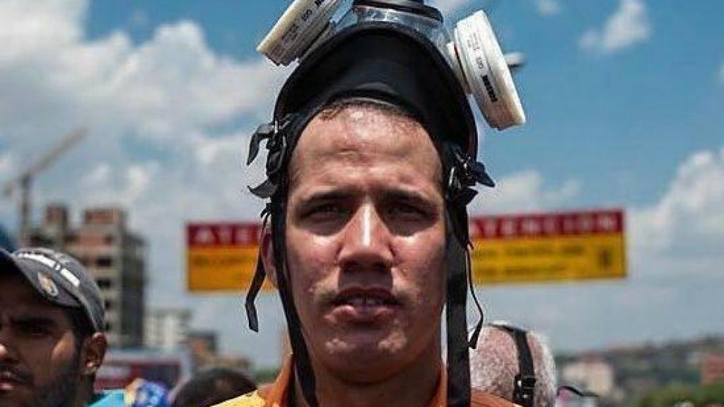 Juan Guaidó con una máscara antigás, en una de las manifestaciones de su partido, Voluntad Popular, contra el régimen de Nicolás Maduro