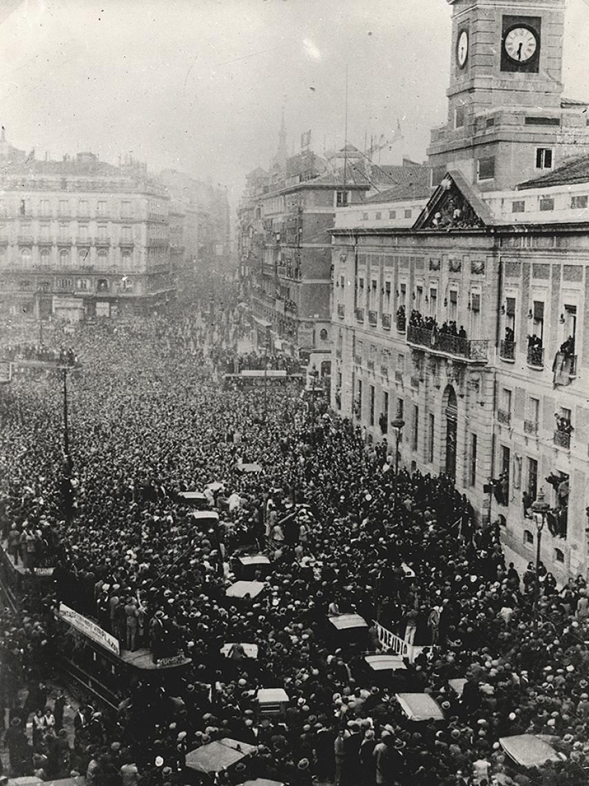 La Puerta del Sol de Madrid durante la proclamación de la Segunda República.