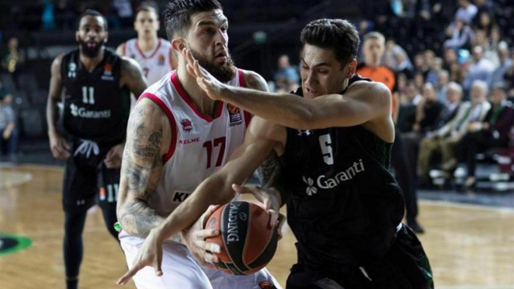 Vincent Poirier trata de anotar ante la defensa de Muhammed Baygül durante el encuentro de Euroliga entre el Darussafaka y el Kirolbet Baskonia