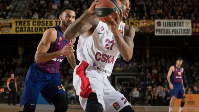 El jugador del CSKA protege el balón ante su defensor. Foto: Twitter. (@cskabasket)