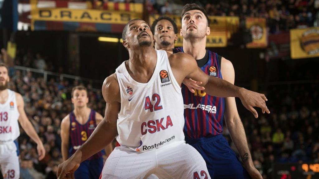 Hines protege un rebote en el aro rival. Foto: Twitter. (@cskabasket)