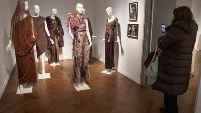 Parte de la colección de vestidos, trajes y accesorios creados por el diseñador francés Yves Saint-Laurent, que pertenecen al armario de Catherine Deneuve.