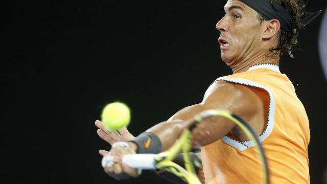 Nadal, golpeando una derecha en el Abierto de Australia.