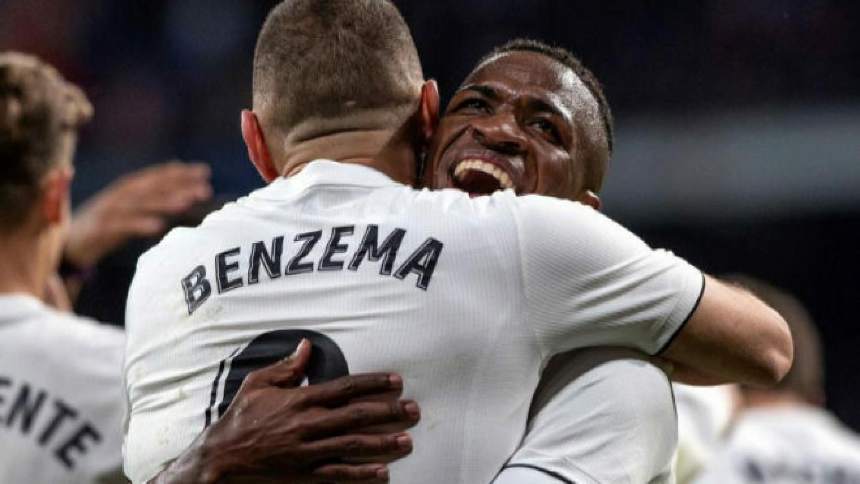 Benzema se abraza con Vinicius