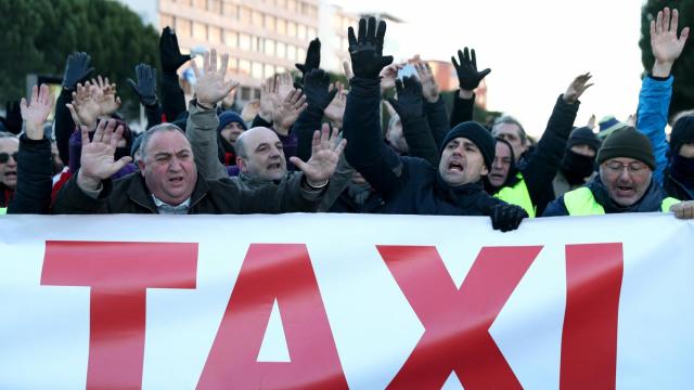 Un centenar de taxistas bloquean la entrada del cementerio de la Almudena en Madrid