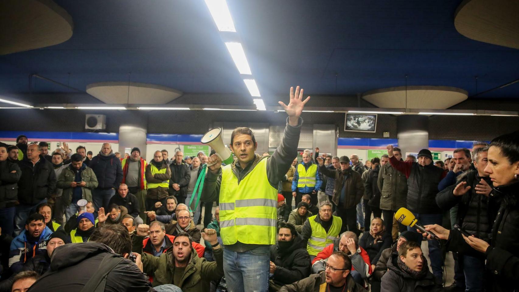 Protestas de los taxistas en el Metro de Ifema.