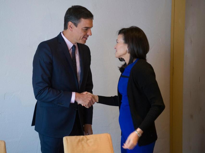 El presidente del Gobierno, Pedro Sánchez, junto a la jefa de operaciones de Facebook, Sheryl Sandberg.