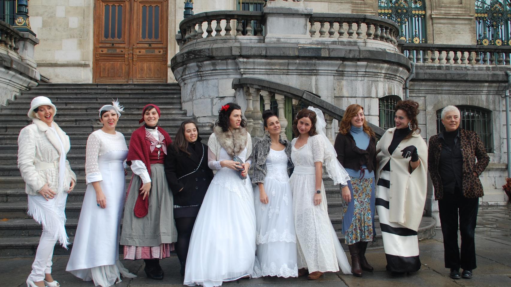 Algunas de las mujeres, a la salida de la singular ceremonia (nunca mejor dicho).