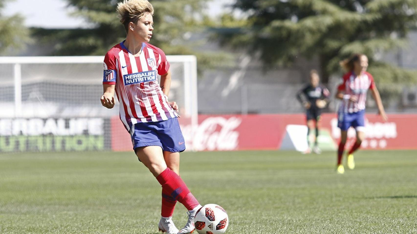 Amanda Sampedro pasa el balón. Foto: Twitter (@AtletiFemenino)