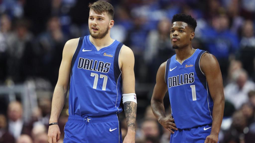 Doncic y Dennis Smith, durante su último partido con los Mavs