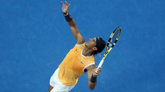 Nadal, sacando durante un partido en el Abierto de Australia.