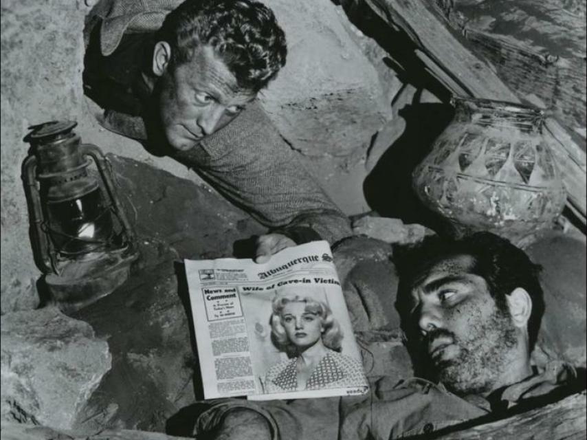 Kirk Douglas, el periodista que “alarga” el rescate en la película