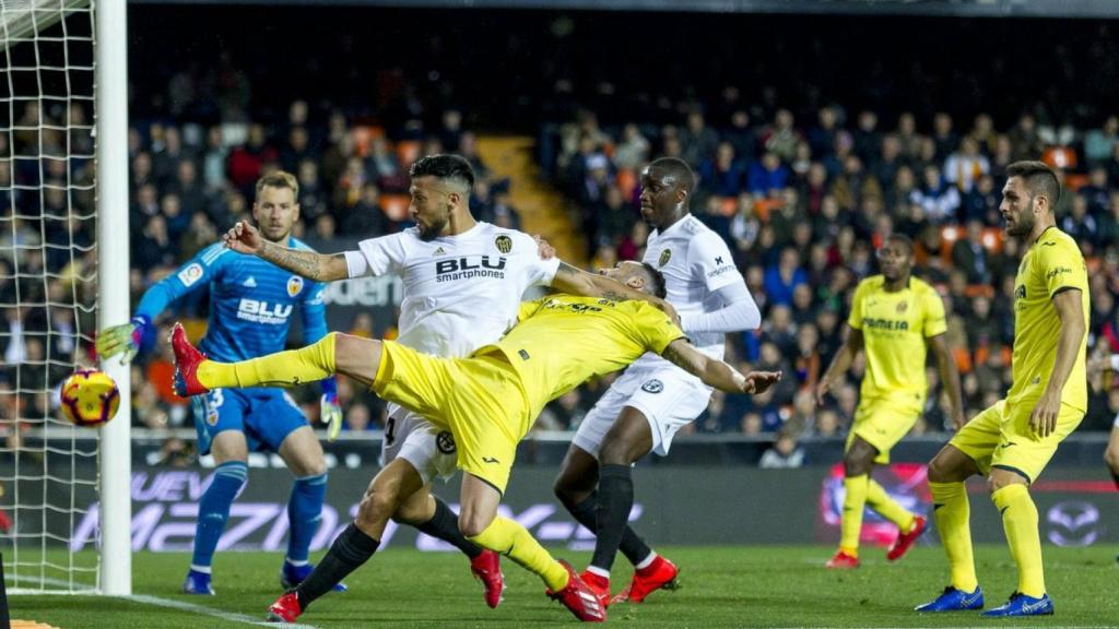 Jugadores del Valencia y el Villarreal en Mestalla. Foto: Twitter (@VillarrealCF)