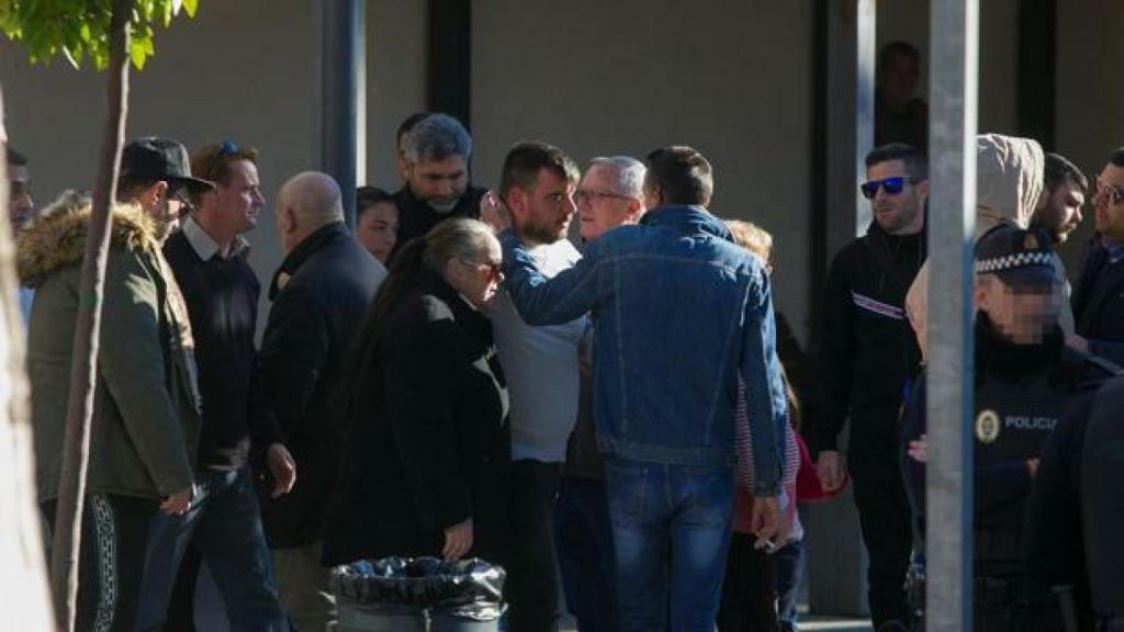 Familiares de Julen ante las puertas del tanatorio.