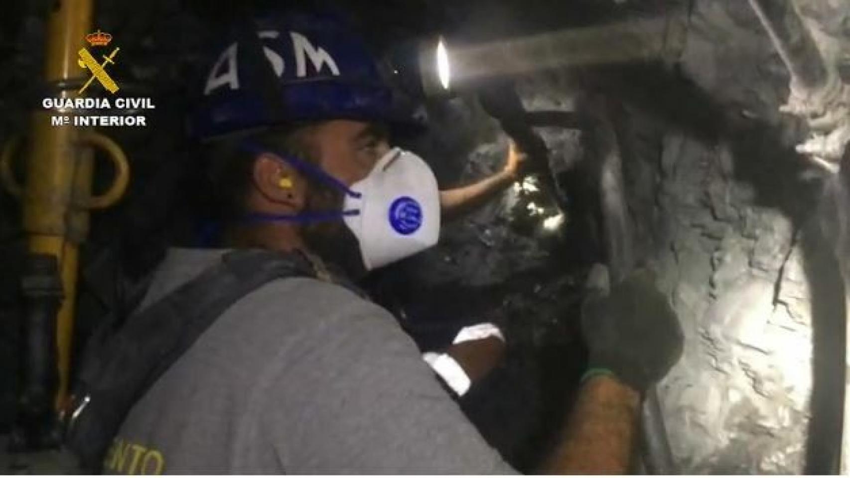 Uno de los mineros trabajando en el túnel